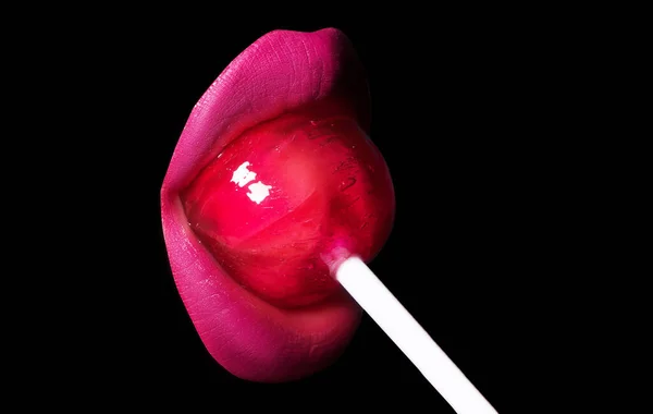 Zuig aan lolly. Snoep likken. Close-up perfecte natuurlijke lip met make-up, vrouwelijke mond. Lekker sexy sensuele volle lippen. Macro lippen en mond. Mooie tedere lippen. — Stockfoto