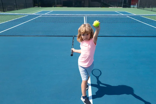 테니스치는 소년. 테니스에서 앞쪽을 때리는 아이. — 스톡 사진