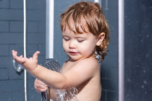 Was zuigelingenhygiëne en gezondheidszorg. Klein kindje wast haar haar in bad. — Stockfoto