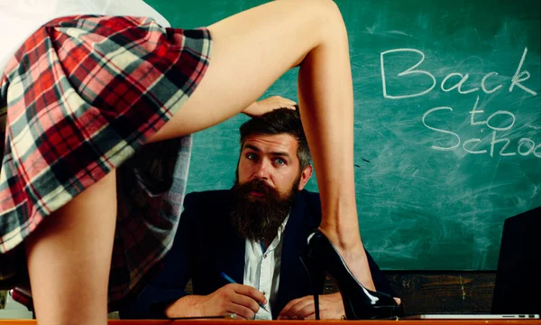 Сексуальная студентка соблазняет учителя. Сексуальная школьница с соблазнением юбки школьницы удивила учителя в классе. — стоковое фото