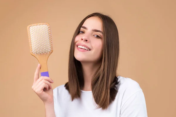 Borsta håret. Porträtt ung kvinna borsta rakt naturligt hår med kam. Flicka kamma friskt hår med hårborste. Skönhetskoncept. — Stockfoto