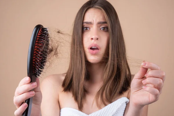 Chica triste mirando el cabello dañado, el problema de la pérdida de cabello. Espacio aislado, copia. —  Fotos de Stock