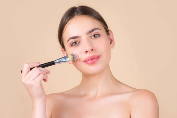 Schoonheidsvrouw gezicht gezonde huid met natuurlijke make-up, frisse schoonheid model jonge spa. Mooie vrouwelijke wellness cosmetica. Spa en wellness, huidverzorging concept. Gezichtsbehandeling. — Stockfoto