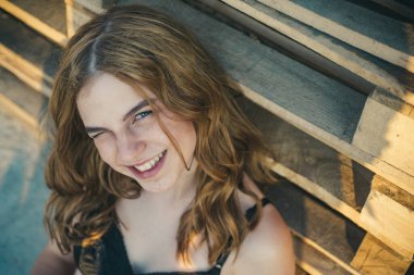 Açık havada gülümseyen güzel bir kadın modelin portresi. Güzel gülümseyen genç.