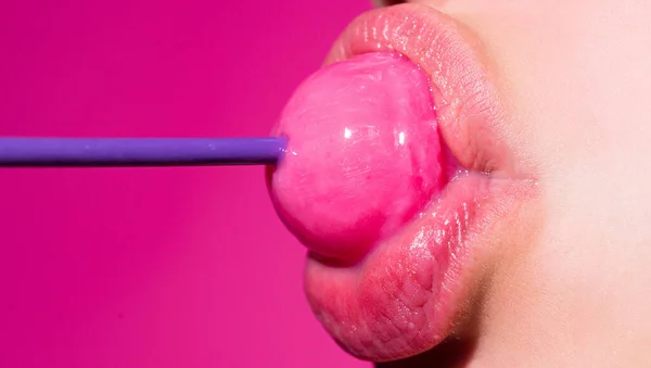 Mulut wanita seksi dengan bibir merah muda memegang lolipop, tutup kecantikan. Gadis seksi menghisap permen lolipop. Konsep pesona kecantikan, close-up. — Stok Foto