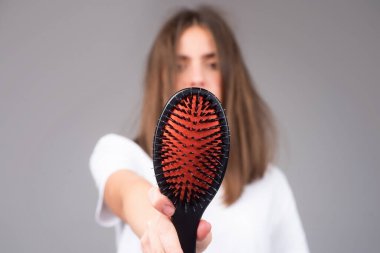 Kadın saç dökülmesinden endişeleniyor. Saç dökülme problemi.