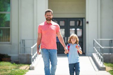 Okuldaki ilk günüm. Babam ilkokulda küçük bir kızı yönetiyor. Okullu çocuk babamla aynı okula gidiyor..