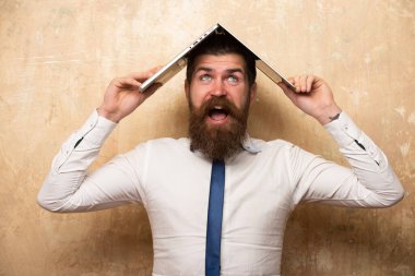 Çılgın iş adamı, heyecanlı duygular. Yorgun genç adam iş yerinde dizüstü bilgisayarla başını tut, uykulu adam dizüstü bilgisayarın yanında kestirirken yorgunluk hisset..