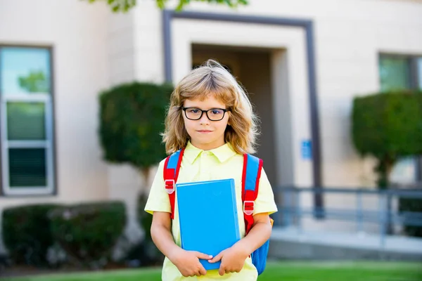 Dzieciak gotowy do szkoły. Uczeń z plecakiem na świeżym powietrzu. — Zdjęcie stockowe