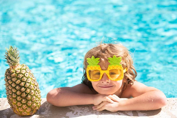 I bambini giocano in resort tropicale. Bambino bambino che si diverte in piscina. Frutta dell'ananas estiva. — Foto Stock