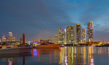 Biscayne Körfezi 'nden Miami şehri gökyüzü manzarası.