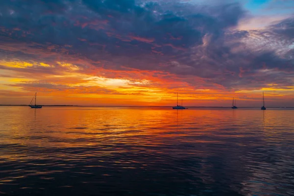 Tramonto sul mare. Alba sulla spiaggia. Oceano colorato, sfondo paesaggio naturale con spazio copia. — Foto Stock