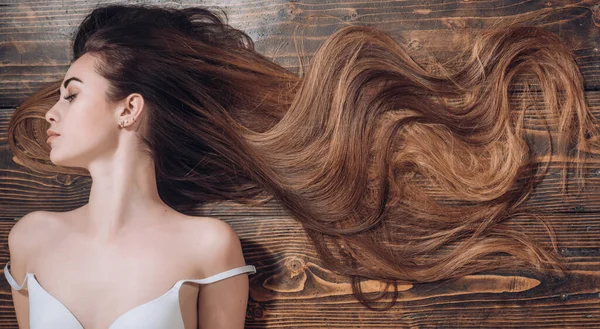 복제품 공간 이 있는 긴 머리. 머리가 아름다운 젊은 여자. — 스톡 사진