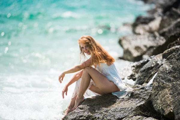 Chica sexy con el cuerpo perfecto en la playa tropical de verano. Mujer sexy en el mar, modelo femenino sensual posando cerca del fondo del océano con espacio de copia. — Foto de Stock