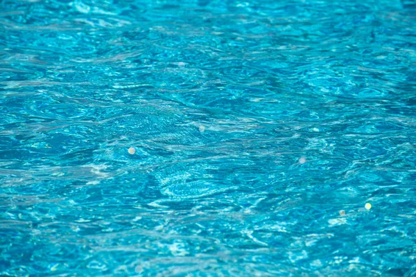 Agua en piscina, fondo con alta resolución. Onda abstracta o ondulada textura del agua. — Foto de Stock