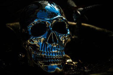 Korku Cadılar Bayramı geçmişi. Siyah üzerine metal insan kafatası.