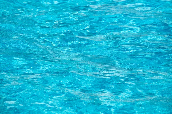 Onda ondulada abstracta y superficie de agua turquesa transparente en la piscina, ola de agua azul para el fondo y diseño abstracto. —  Fotos de Stock