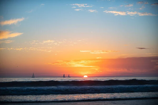 Nascer do sol sobre o mar e bela paisagem nublada. Pôr do sol colorido praia oceano. — Fotografia de Stock