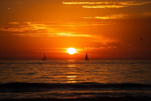 Salida del sol sobre el mar y hermoso paisaje nublado. Colorido océano playa puesta de sol. — Foto de Stock