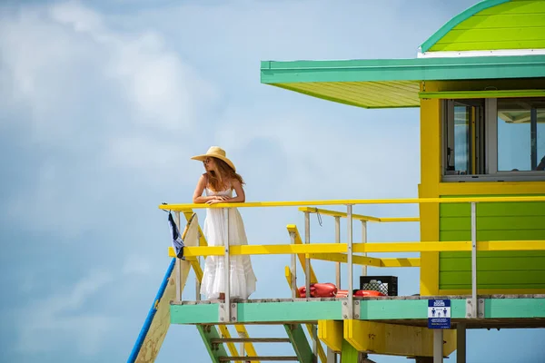 Jeune fille attrayante avec un corps parfait sur la plage de miami d'été. Femme sexy sur la mer, modèle féminin sensuel posant près de fond de l'océan avec espace de copie. — Photo