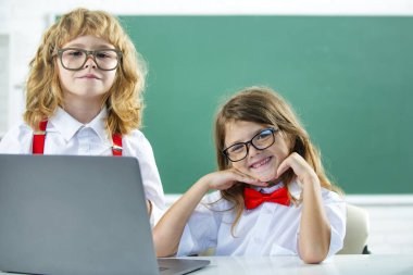 Okul çocukları arkadaşlar, okuldaki tatlı kız ve oğlan..