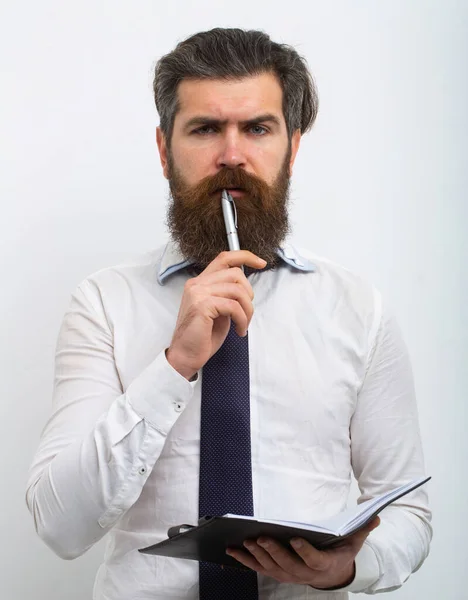 Hombre de negocios atractivo guapo habiendo levantado la pluma y el cuaderno en las manos, aislado sobre fondo blanco. — Foto de Stock