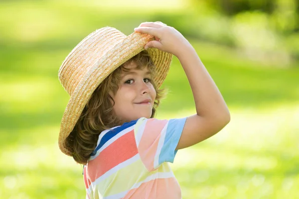 Cabeza de niño de verano con sombrero de paja. Cara de niño, retrato de niño. — Foto de Stock