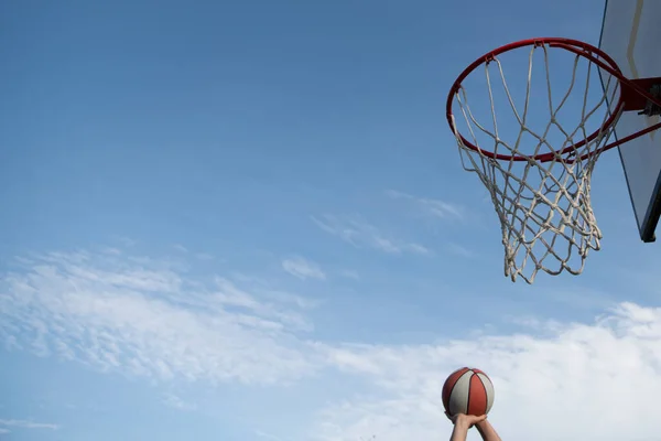 Basketbal jako sportovní a fitness symbol týmové volnočasové aktivity hrající na obloze, kopírovat vesmírný prapor. — Stock fotografie