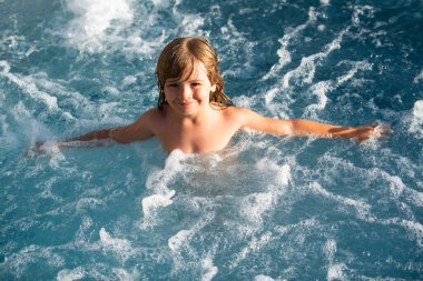 Çocuk yüzme. Çocuklar yaz tatilinde yüzme havuzunda.