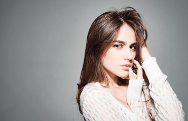 Temiz ciltli güzel bir genç kız. Güzel kız yüzü.