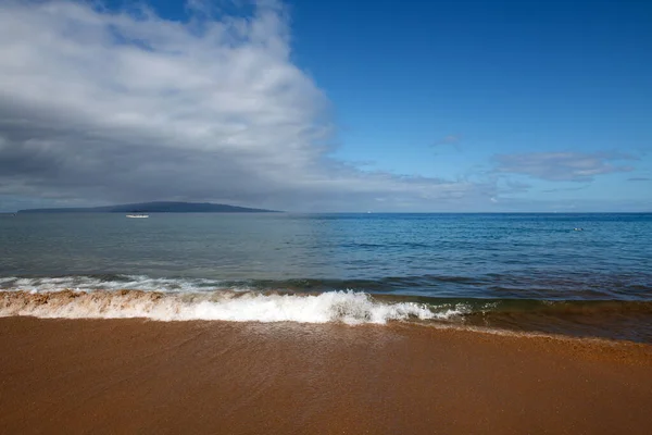 Scène de plage tropicale. Vue sur la mer depuis la plage d'été avec ciel. Paysage côtier. — Photo