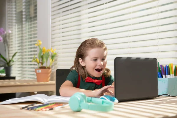 Bambino ragazzo utilizzando un computer portatile e studiare lezione online. Allievo a scuola. Bambino carino utilizzando il computer portatile, studiando online. — Foto Stock