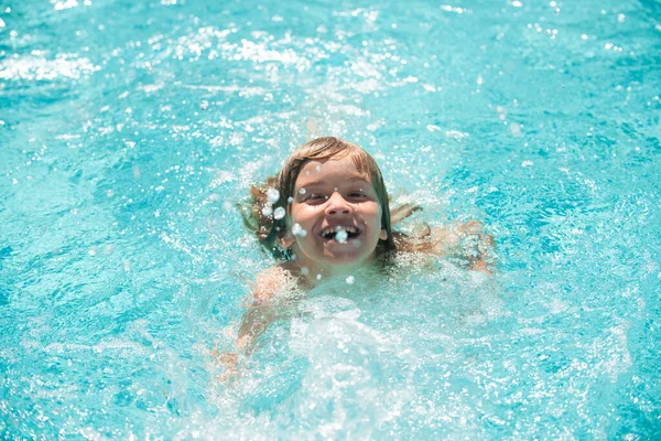 Carino bambino ragazzo nuotare in piscina, sfondo acqua estiva con spazio copia. Faccia da bambini divertenti. Bambino che gioca in piscina all'aperto in acqua durante le vacanze estive. Piscina all'aperto per bambini. — Foto Stock