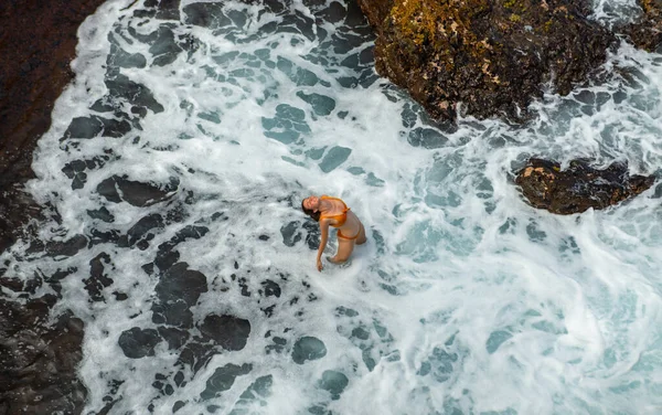 Sexig kvinna i havet nära vågorna. Ovanifrån, flygfotografering. — Stockfoto