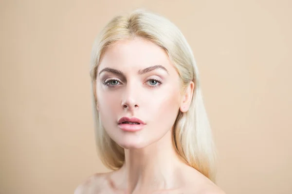 Natural beauty cosmetics. No makeup girl. Blonde woman portrait. — Stock Photo, Image