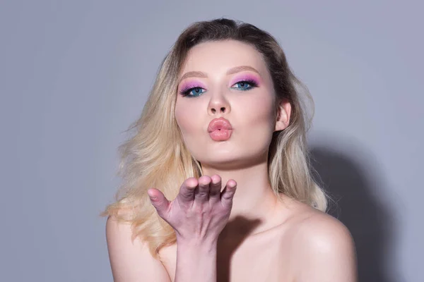 Piękna zmysłowa modelka. sexy kobieta pozowanie w studio. — Zdjęcie stockowe