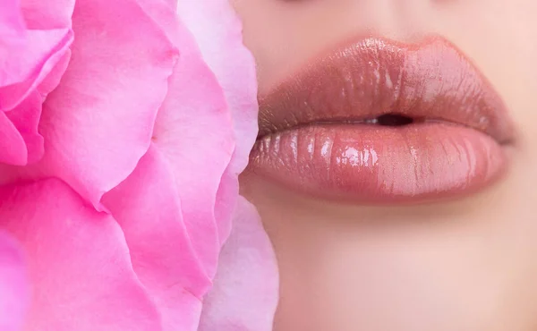 Sluit sensuele lippen. Vrouwenmond. Sexy mollige lip lippenstift. — Stockfoto