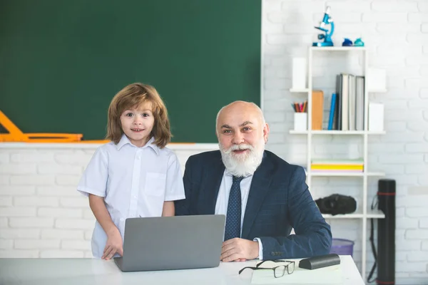 教室で教師と子供。教育の概念。学校学習の概念。少年小学校。老若 — ストック写真