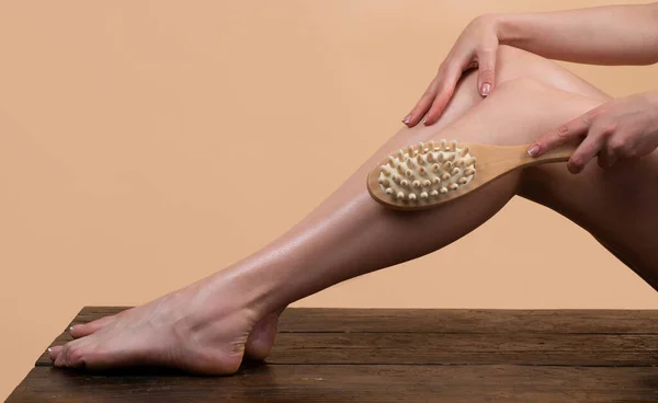 Vrouw benen met een schone huid. Vrouwelijk been zonder cellulitis. Laserverwijdering behandeling. Anticellulitis lichaamsmassage. Spa en wellness, plastische chirurgie, lichaamsverzorging, esthetische cosmetica. — Stockfoto