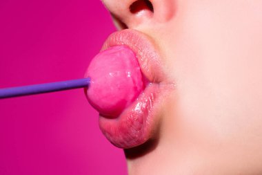 Lolipop yalayan bir kadın, sanat afişi, lolipoplu kırmızı dudaklar. Lolli pop ile seksi kırmızı kadın ağzı ve dili. Tasarım için resim baskısı.