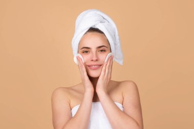 Yüz bakımı. Kozmetik güzellik ve kaplıca. Kız yüzüne cilt kremi sür, kadın kafasına havlu sar sabah sağlıklı cilt kremi sür..