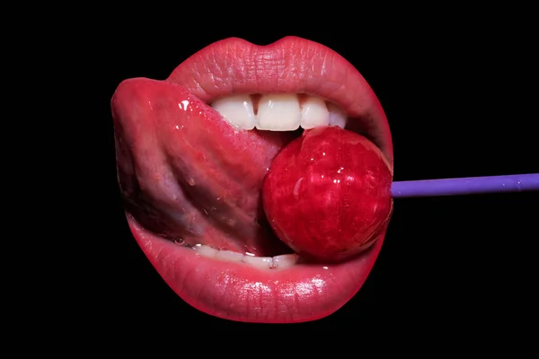 Lutscher im Mund, Nahaufnahme. Schöne Mädchenmund mit Lolli-Pop. Hochglanzrote Frauenlippen mit Zunge. Mund lecken saugen chupa chups. — Stockfoto
