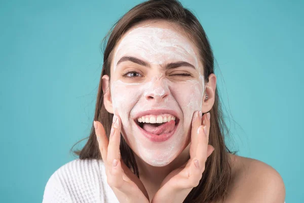 Woman facial mask with fun, face clay. Funny woman with cosmetic facial procedure, spa skin concept. Skin care beauty treatment. Cosmetology and spa. — Stock Photo, Image