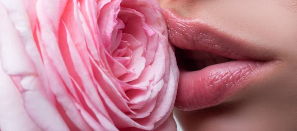 Lippen mit Lippenstift-Nahaufnahme. Schöne Frauenlippen mit Rose. Oral sex. — Stockfoto