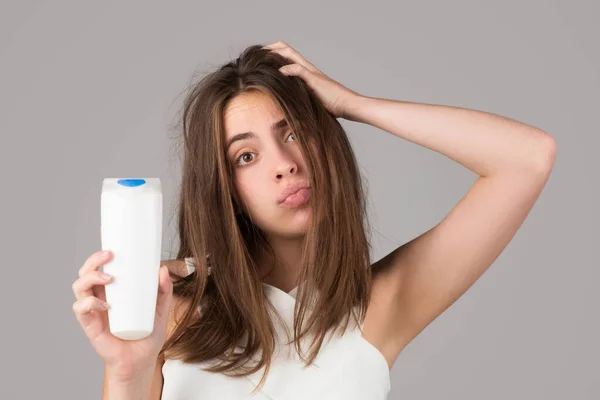 Frau mit Bootle Shampoo besorgt über Haarausfall. Haarausfall Problem. — Stockfoto