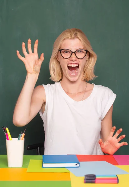 Opgewonden gekke leraar. Portret van leraar op school. Onderwijsconcept. — Stockfoto