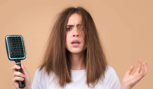 Mujer con problemas de pérdida de cabello. Retrato de una joven calva. Foto de la cabeza de una chica nerviosa con un cepillo. —  Fotos de Stock