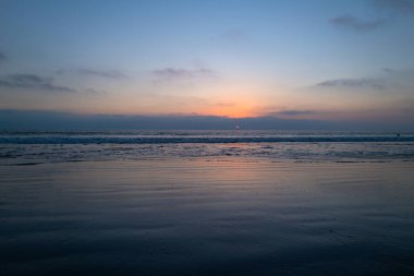Okyanusta günbatımının panoramik görüntüsü. Güzel sakin bir sahne. Deniz gökyüzü kavramı, gündoğumu renk bulutları. Doğa manzarası, manzara plajı. Yaz tatili geçmişi.