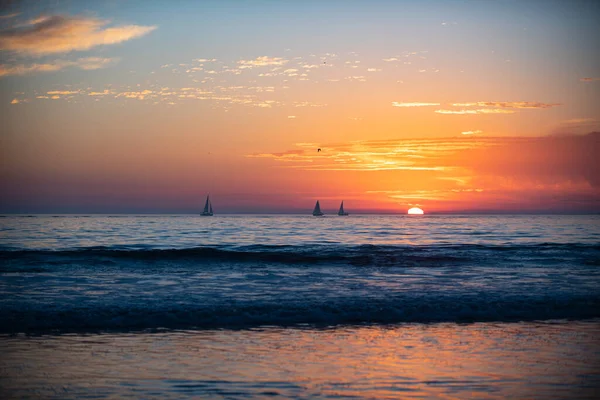 Zonsondergang aan zee. Zonsopgang op het strand. Kleurrijke oceaan, natuur landschap achtergrond met kopieerruimte. — Stockfoto