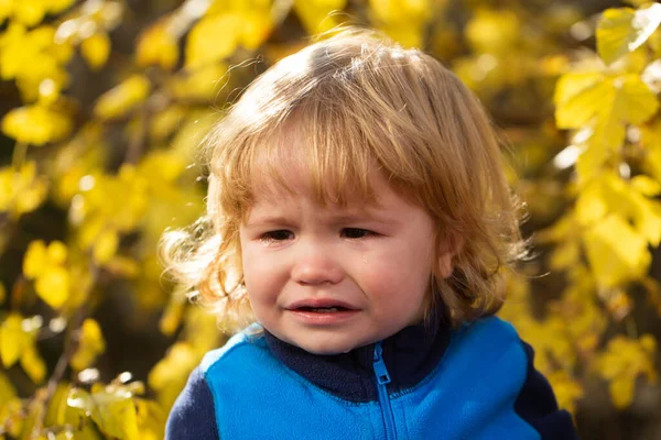Dziecko płacze. Twarz dzieci, portret chłopca. Płacz dziecka. — Zdjęcie stockowe
